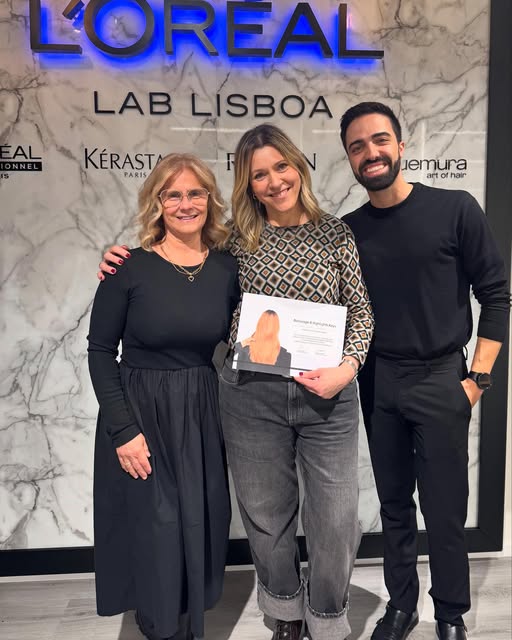 Três pessoas da equipa no L'Oréal Lab Lisboa, com um certificado de formação