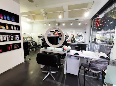 Sala do salão com espelhos redondos iluminados e montra para a rua
