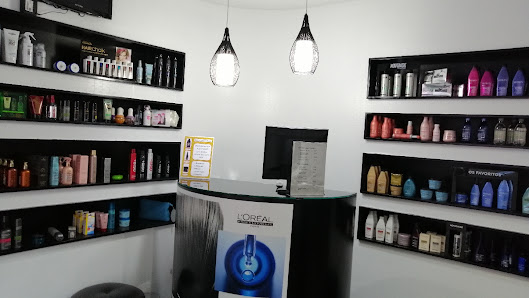 Balcão da entrada com as prateleiras de produto