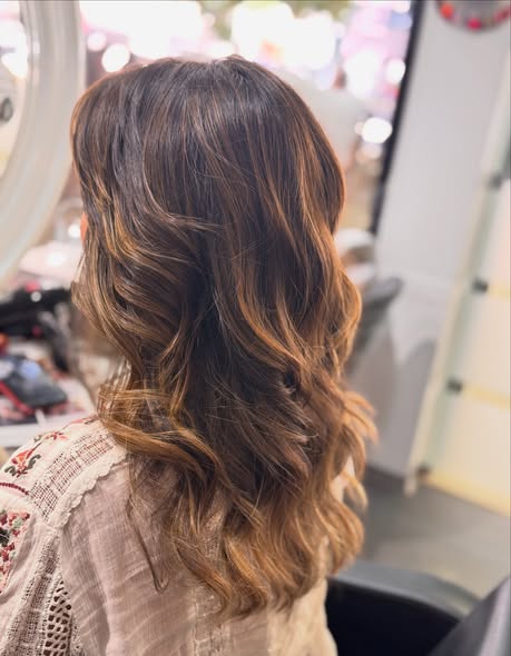 Balayage castanho com ondas soltas