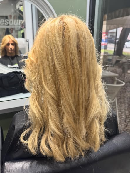 Cabelo loiro comprido e ondulado