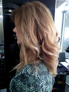 Cabelo loiro com ondas, visto de perfil